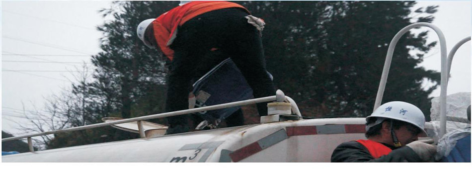 貴州雪山抑塵保濕劑融雪除冰施工現場